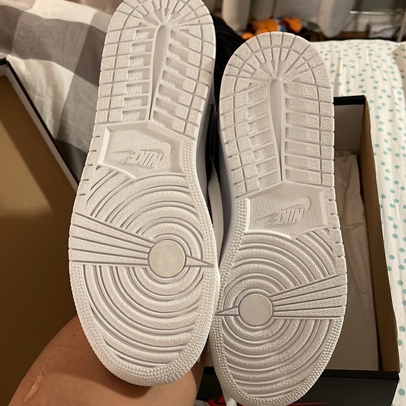 Size 5.5 youth Jordan 1 yin Yang - Picture 5 of 8